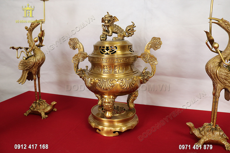 Tr&ecirc;n th&acirc;n đỉnh đồng c&aacute;c nghệ nh&acirc;n chạm khắc hoa văn nổi h&igrave;nh hoa s&ograve;i v&ocirc; c&ugrave;ng sắc n&eacute;t v&agrave; tinh xảo